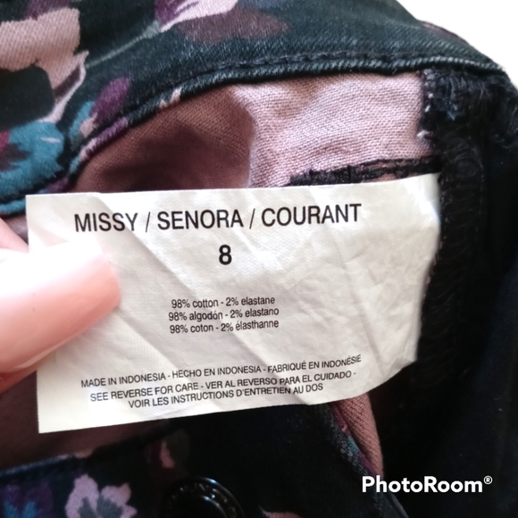 Bandolino Amy Black Floral Print Modern Straight Leg Stretch Jeans. Size 8 - Picture 13 of 15